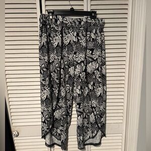 Robert Louis Black and White Leaf Print Capris